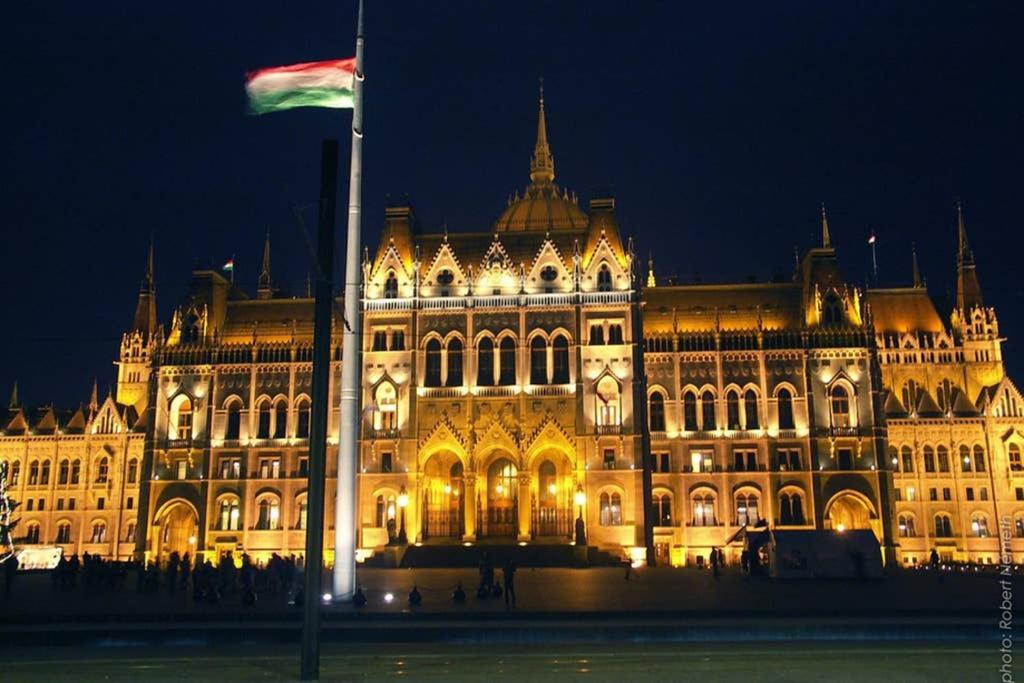 Nice And Cozy Apartment Next To The Parliament Budapeşte Dış mekan fotoğraf